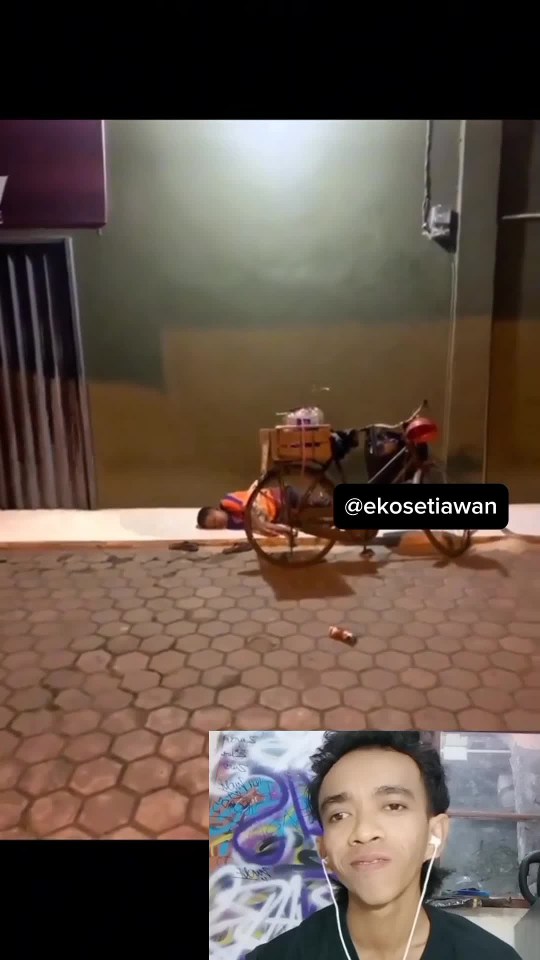 remaja-remaja ini petungan untuk membeli makanan buat bocah yang ketiduran saat berjualan di pinggir jalan ✨😍 #reactiont #duett #virall #fyp
