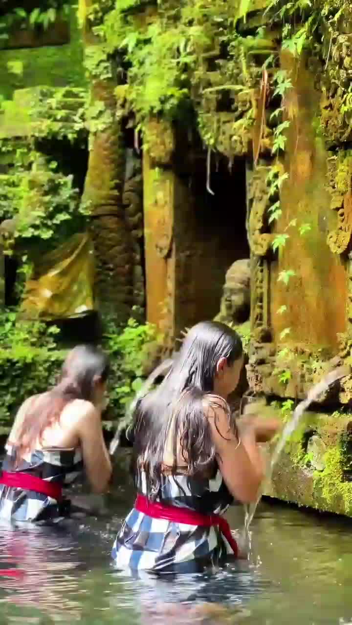 Bukan cuma basuh tubuh, tapi juga hati. ✨
Melukat di Pura Tirta Tadah Uwuk — langkah kecil untuk jiwa yang lebih bersih, lebih dekat dengan 