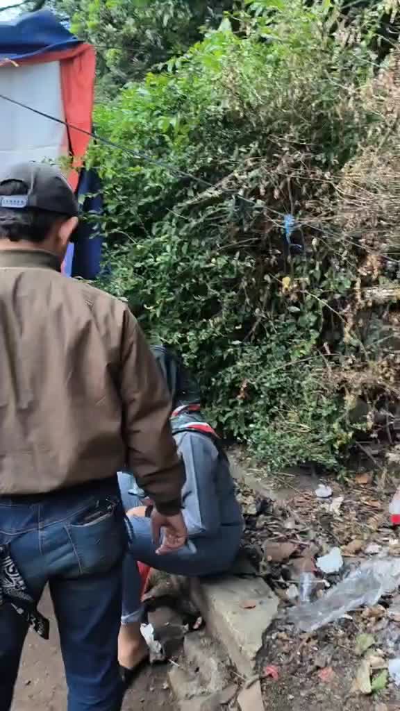 nangkap maling cewek sampe di peluk peluk gitu 
