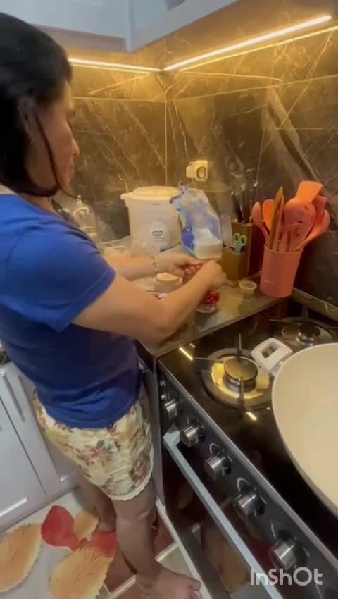 ikan kembung asam pedas, tjoe yun yun, 52 tahun, ibu rumah tangga. ikan kembung asam pedas dengan sayur belimbing