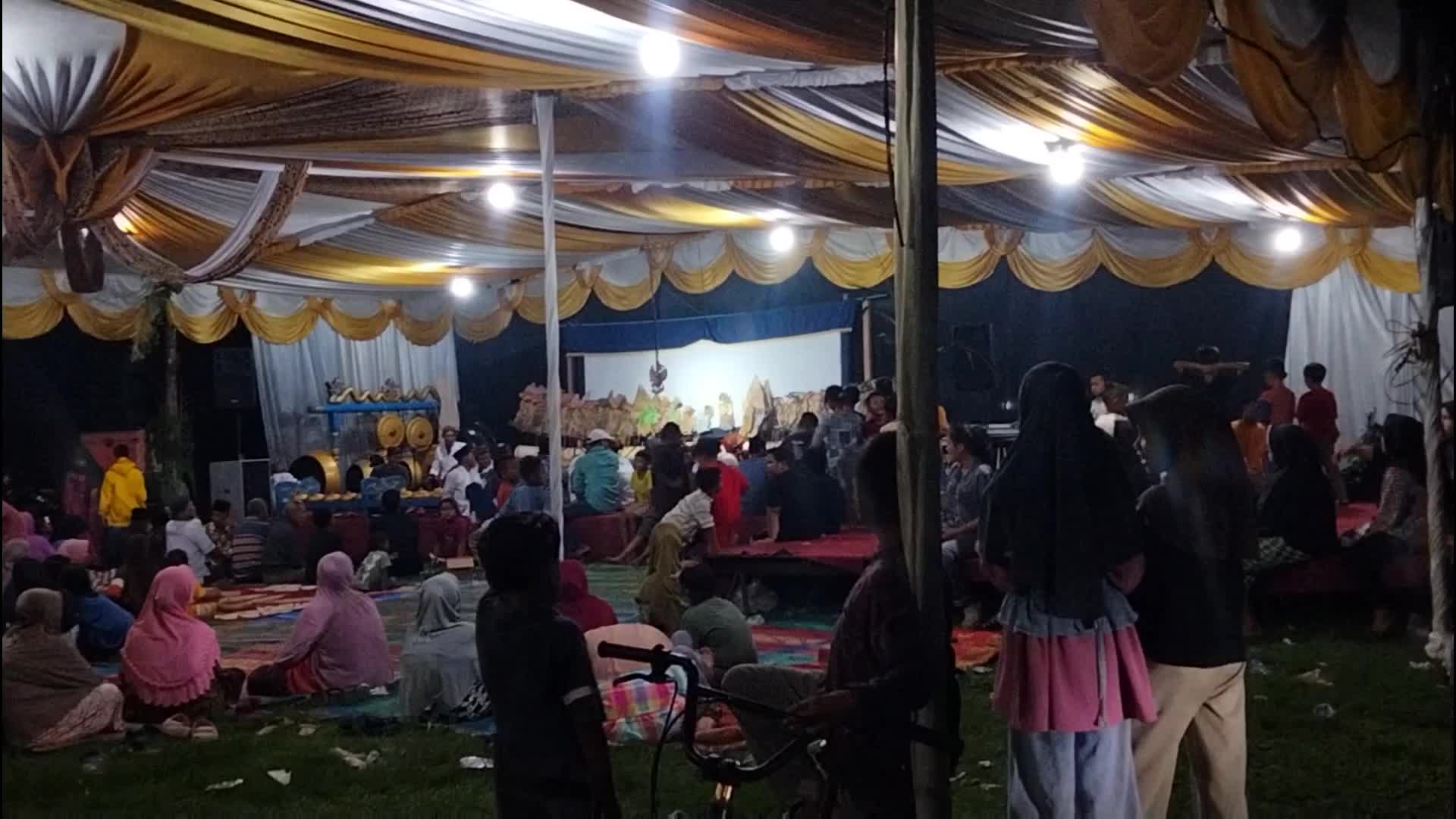 Acara wayang kulit yg sudah jarang di tonton kan kepada anak² di era milenial kini👺🇮🇩 


 #wayangkulit 
 #JayalahIndonesia 
 #fypシ゚viral 