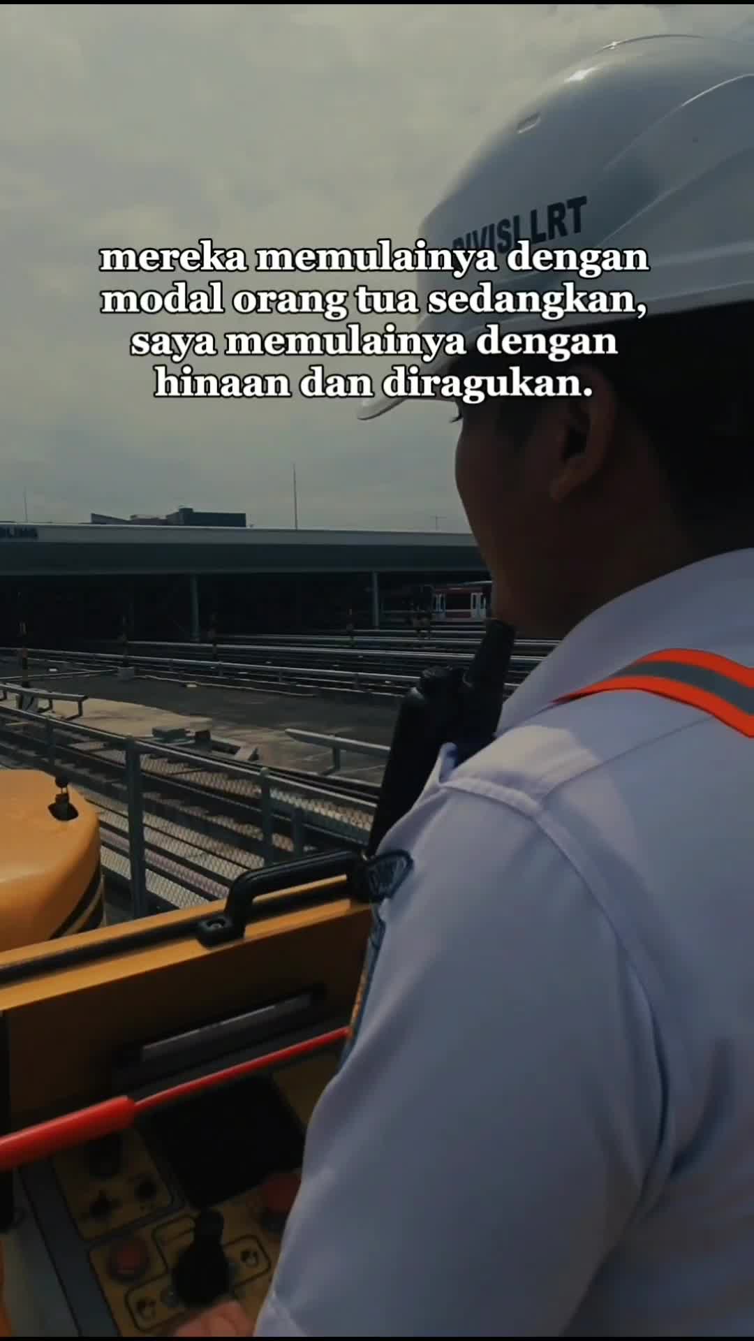 Boom adalah bagian lengan yang lebih besar yang terhubung langsung ke excavator, fungsi boom ini adalah untuk mengayunkan arm lebih jauh/tin