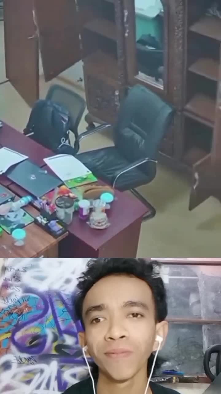 bocah perempuan ini dengan 
sigap masuk ke dalam kolong
meja saat terjadi gempa #reactiont #duett 