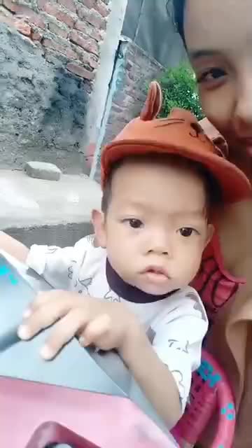 dulu cuma liat org antar skolah anaknyaa dan skrg itu akuu 😁

#HOTrctiplus  #RCTIPlus #1TRENDING #fypシ゚viral #mahmud #mamahmudaberanaktiga 