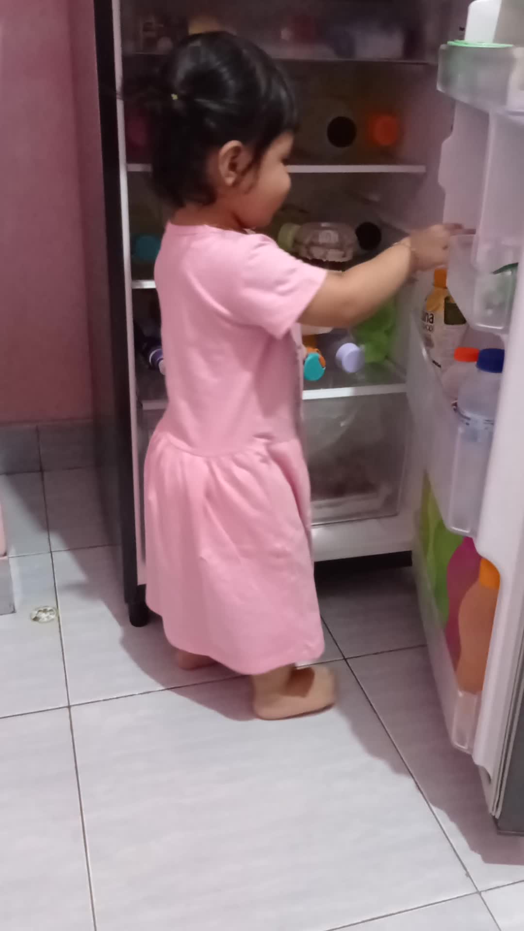 tolong bukain kulkasnya😅