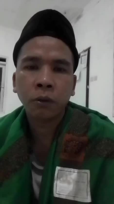 Acep maulana lagi baca sholawat sambil pupujian sholawat nabi