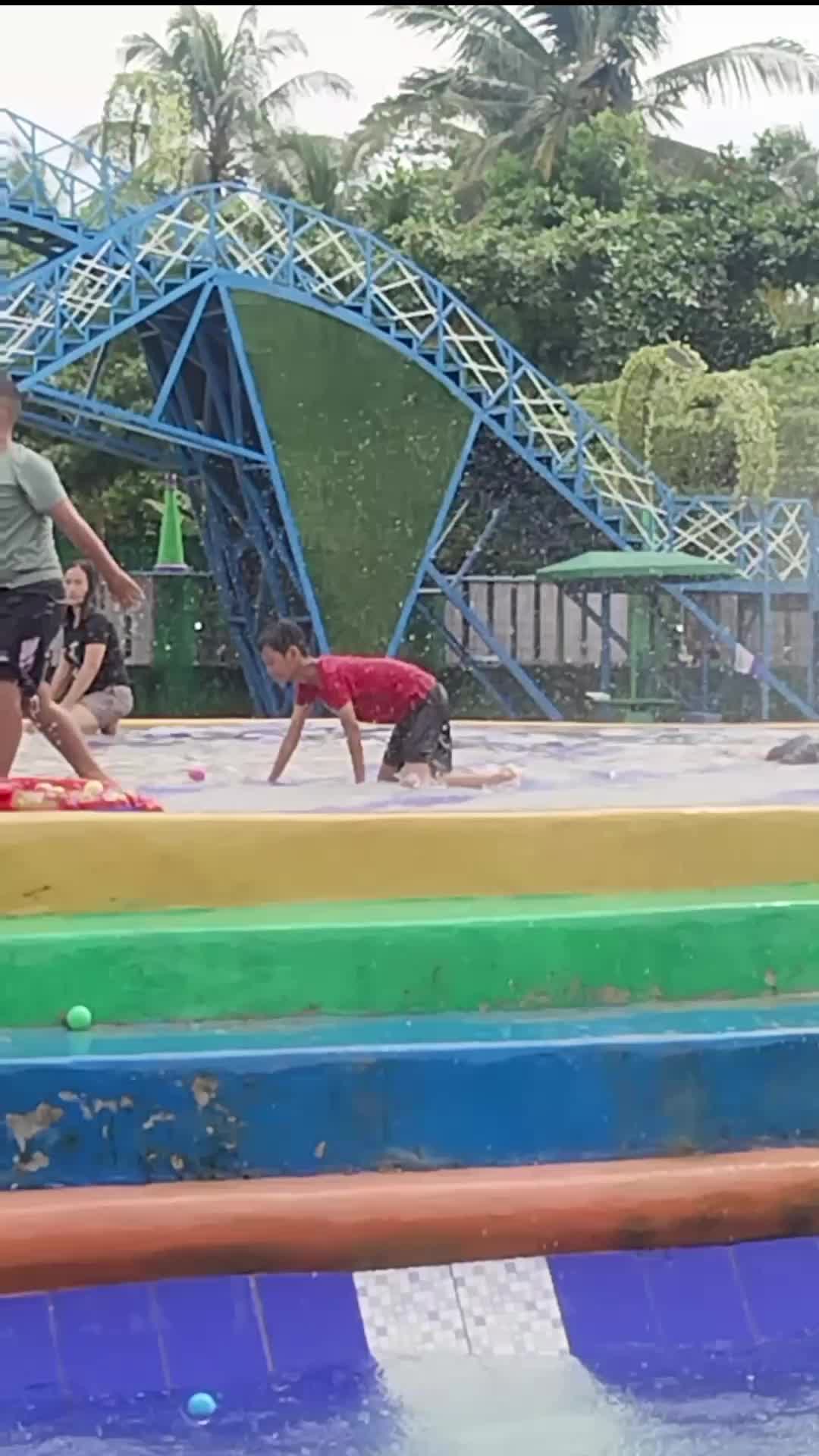  Liburan ke waterpark Sindang Gendis di bogor. 
Anak anak senang.tiketnya murah meriah
#liburan
 #waterparkbogor
@sindanggendis
 #waterparkm