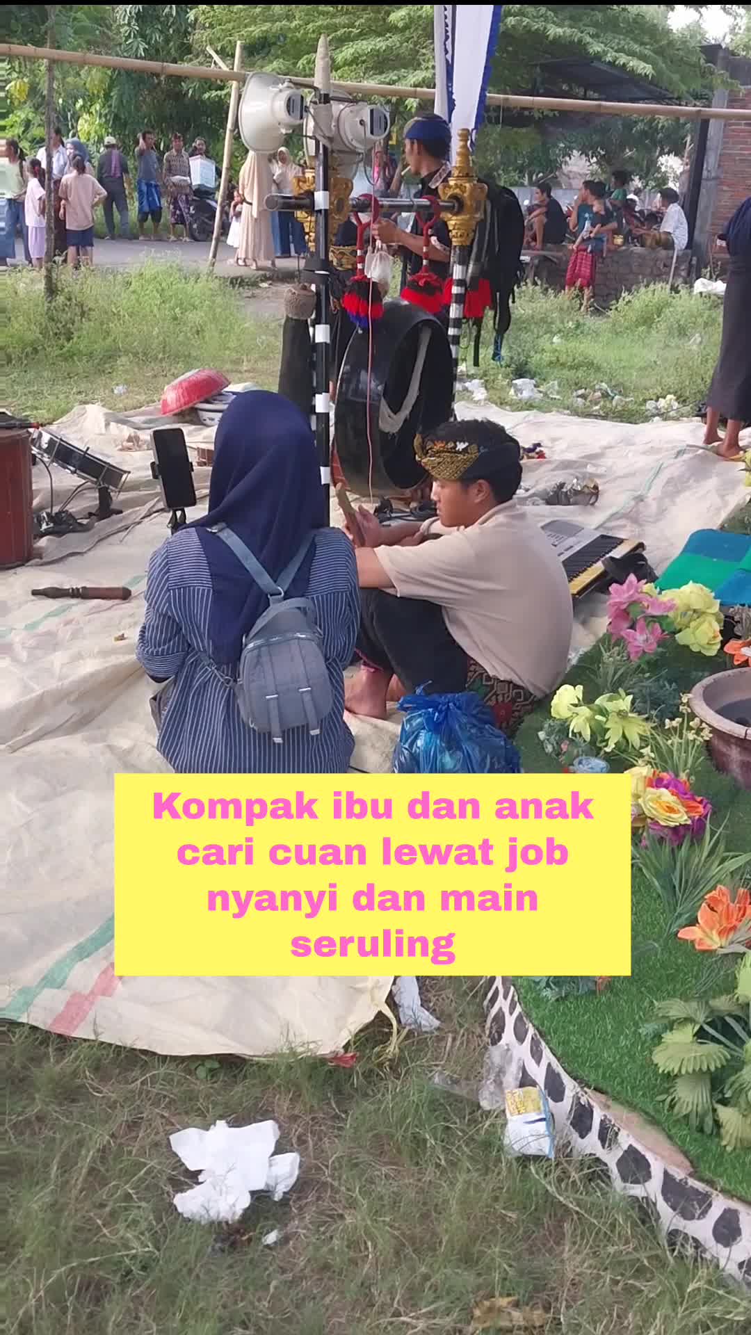 sejak cerai ibu ini ajak anak laki2nya job di sanggar seni dg nyanyi sedangkan anak main serulinh #Senibudaya 