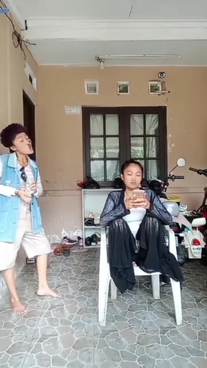 siulan beracun...
 #videohiburan
 #videolucu 
 #videocomedy
 #videoviral
 #videokembar
