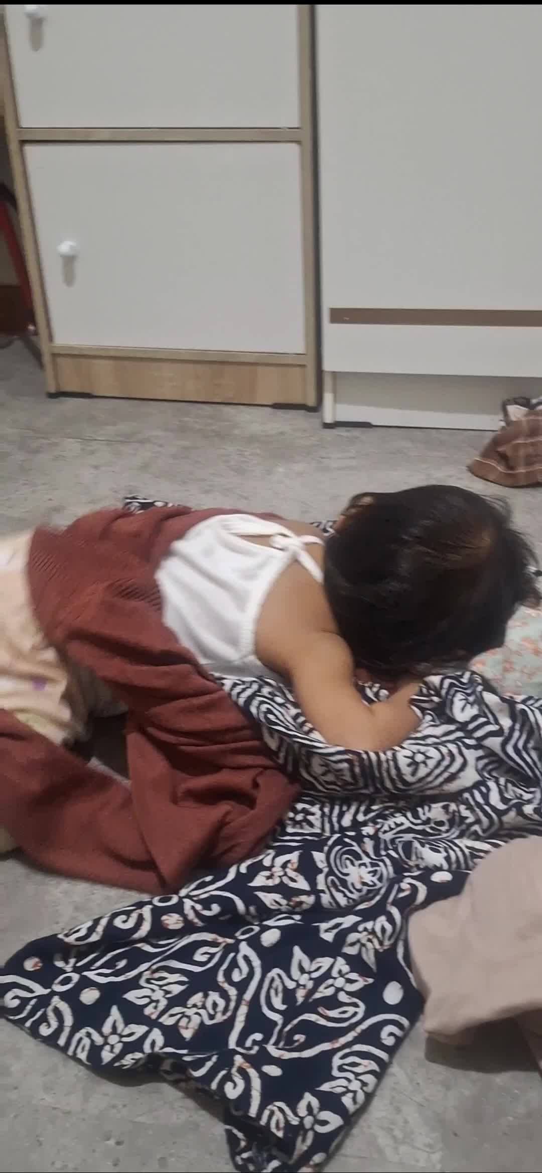 Endingnya...😂😂😂
Dagunya kena jepitan yang nyangkut dibaju 🥲😂😂


#toddler #toddlerlife #toddlermom#toddleractivity #fyp #fypシ #fypシ゚viral #vi
