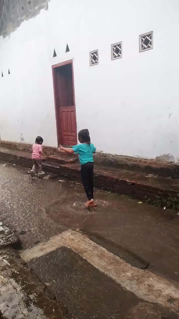 hujan hujan enaknya main air ya.😊😊😊😊
kalau hujan pasti depan rumah banjir😔
#anakhebat
#mainair
#kakaadik