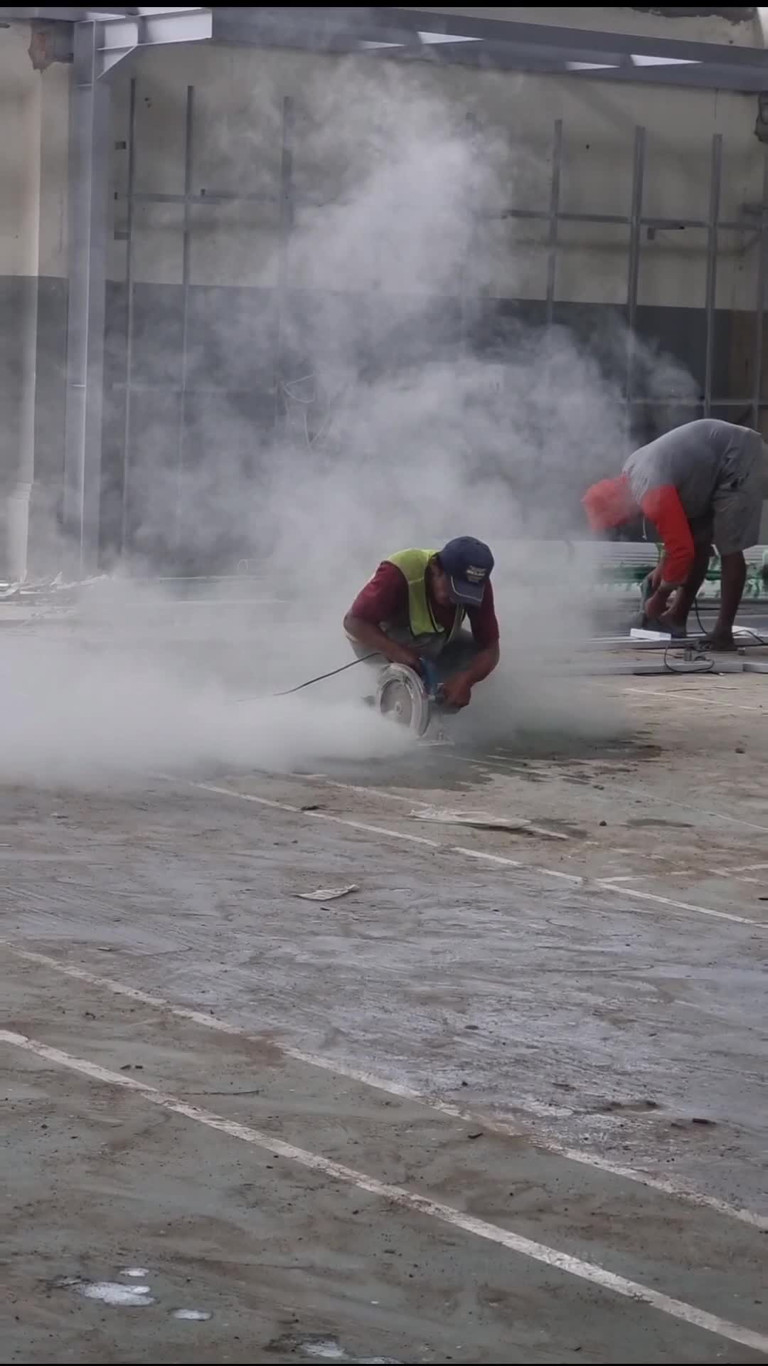 Tukang proyek potong lantai sampai ngebul #tukangproyek  #viral #fyp  