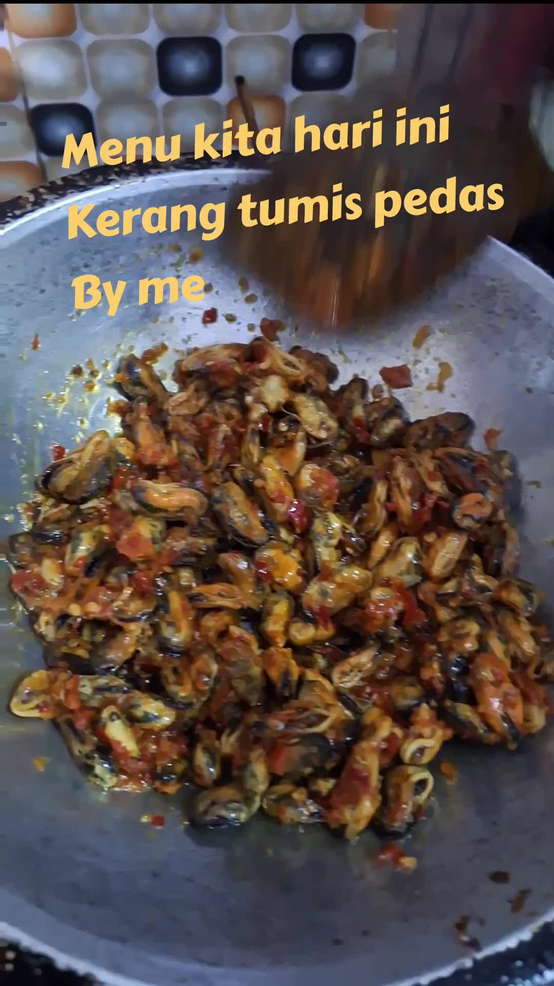 menu unt berbuka ....ini menu juga enak koq ......mari kita buat kerang tumis pedas ....