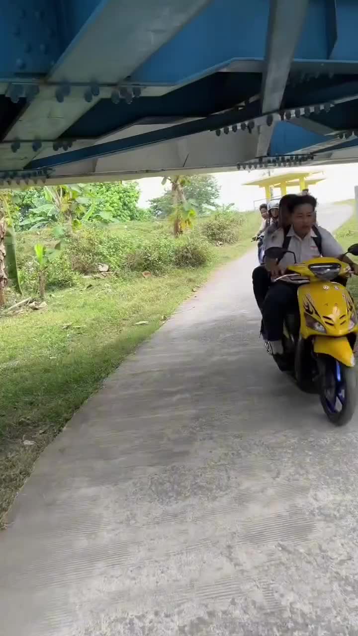 Jalan Jalan lihat kereta lewat bolo 