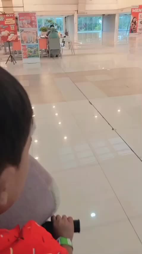 sekali2 ngajak Ade nya jalan.maksoh ya teh udah ngajak Ade mu jalan2 .