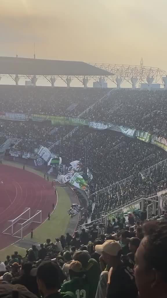 STADION GELOR BUNG TOMO SURABAYA.