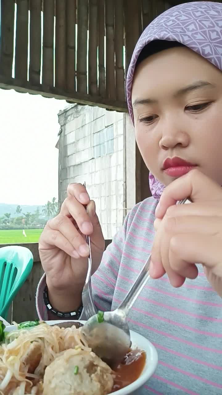sampai susah ngaduk nya
karena mangkok nya kecil  #short  #HOTrctiplus  #trending  #fyp  #Viral  #Makan Bakso Dengan Cara Berbeda 
