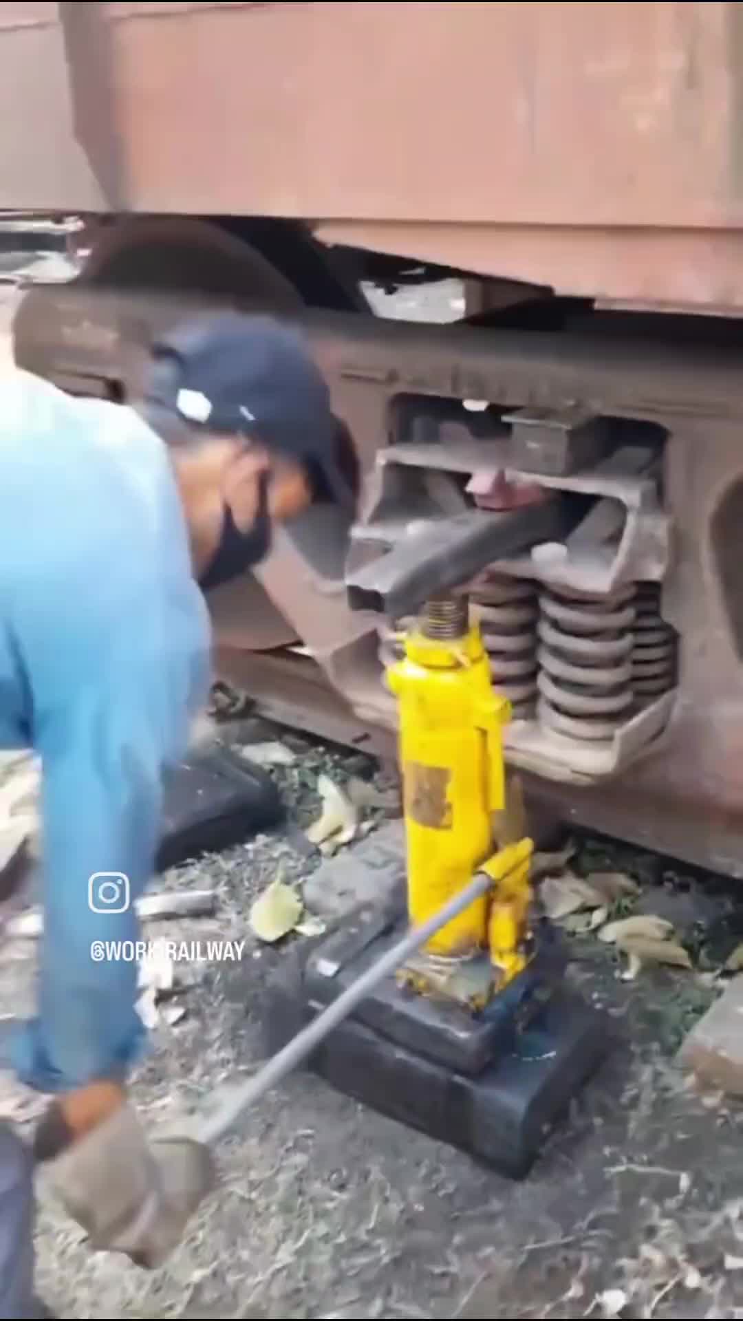 proses dongkrak bogie kereta #keretaapiindonesia  #videoviral #fyp 