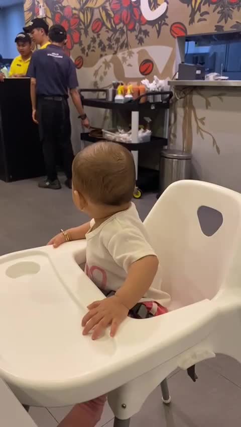 Noora lagi makan di Waroeng Steak 😅  #NooraKhadijahAlKhered  #Kelakuan bayi tengah malam  #bayiajaib  #masyaallahtabarakkallah  #mpasi 