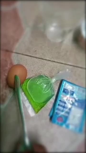 bahan racikan untuk pakan burung kolibri. 
1butir telur ayam ambil kuningnya saja. 
2sachet susu kental manis. 
7sendok makan sirup. 
1sendo