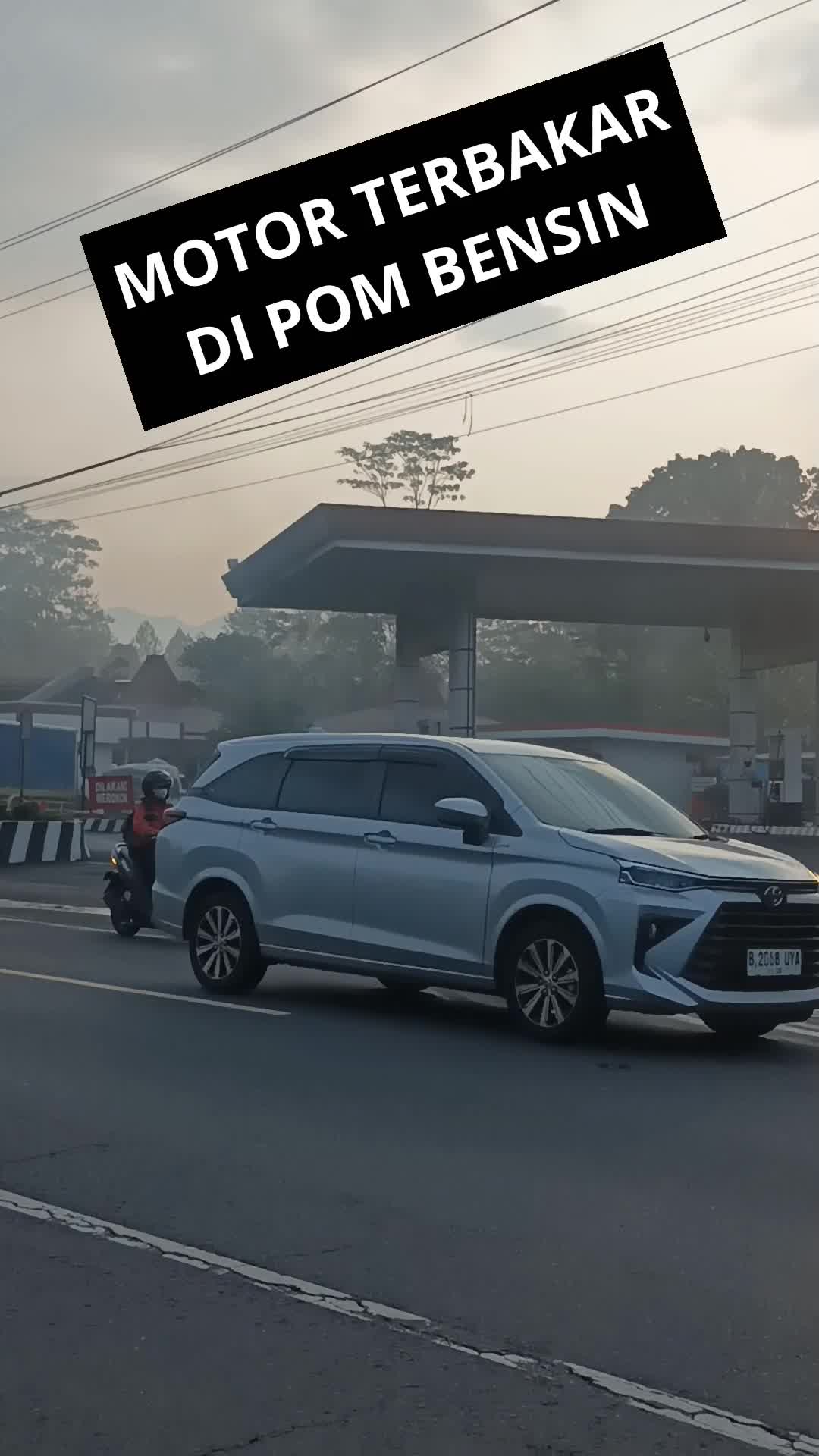 MOTOR TERBAKAR DI POM BENSIN