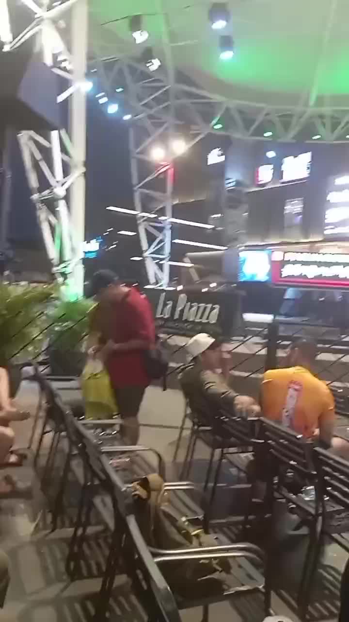 suasana nobar indo vs china 
#supershowsport #nobartimnas