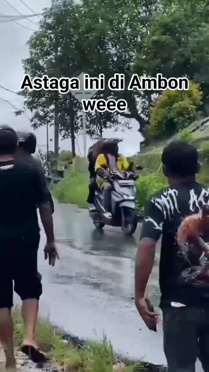  #detik detik BPK ini di lempari batu