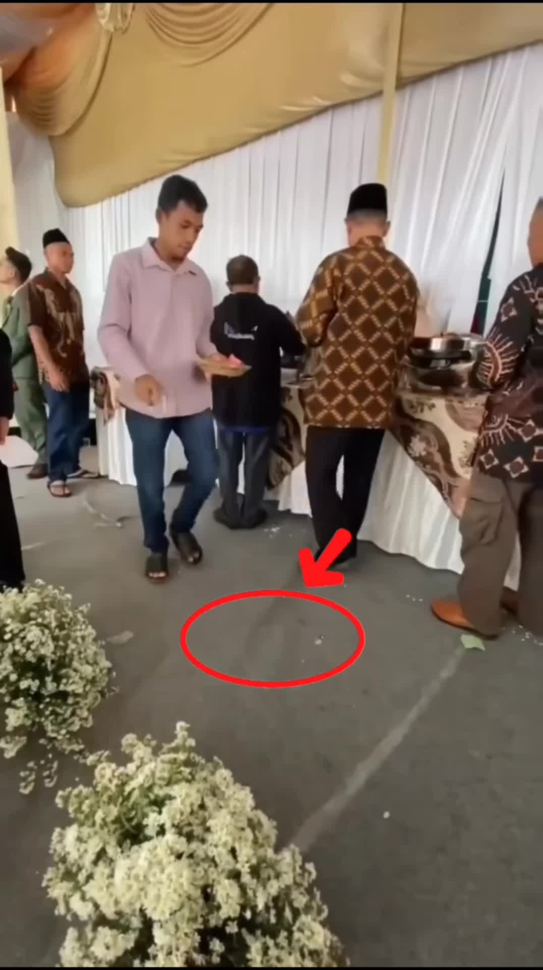 untung gak behambur makanannya🤣😂 #videolucu #lucu #ngakak 