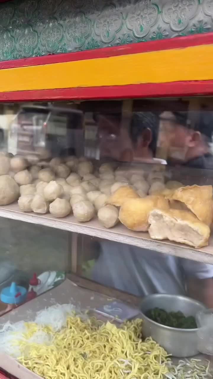 Perjuangan bapak ini berjualan bakso selama 25 tahun, bisa menyekolahkan anak anaknya dan hidup berkecukupan