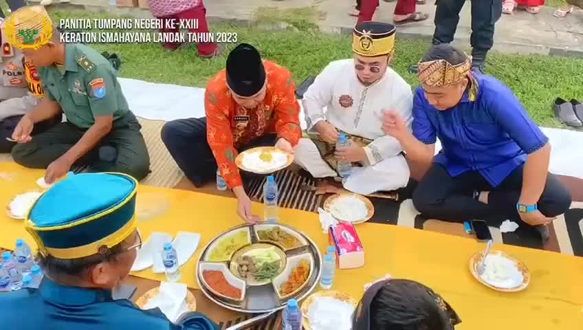 Pj Bupati Landak Hadiri Makan Saprahan di Keraton Ismahayana Landak #keratonnusantara